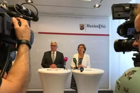 Wollen rechte Hetze im Internet stärker bekämpfen. Inneminister Roger Lewentz und Ministerpräsidentin Malu Dreyer (beide SPD). F