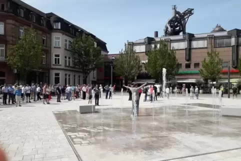 An heißen Tagen ist das hier genau das Richtige: Wasserspiele im Neunkircher Stadtkern.  Foto: Moschel