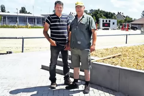 Vorsitzender Heinz Orth (rechts) und sein Stellvertreter Olaf Geissler nach der Fertigstellung der Plätze des FRV Fußgönheim.