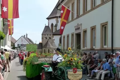 Festumzug: Die Wagen rollen ab 14.30 Uhr durch Niederkirchen.  Foto: Tourist-Info Deidesheim
