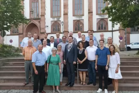 Der neue Stadtrat. Hintere Reihe: Michael Jung (Freie Wähler), Benjamin Burkhart (SPD), Nico de Zorzi (Die Partei), Dietmar Kolb