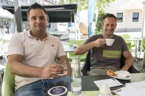 Auf ein Wasser und einen doppelten Espresso: Alexander Schmitt, Teammanager des TuS Dansenberg, und Trainer Steffen Ecker kennen