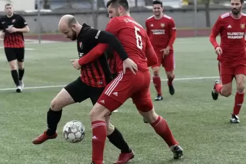 Beim 2:2 gegen den späteren A-Klasse-Meister SC Bobenheim-Roxheim bewies der MTSV, hier Marc Erbach (links) im Zweikampf mit SC-
