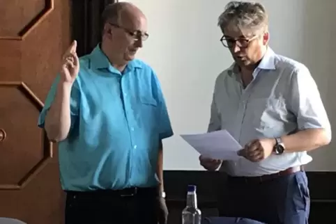Frank Meier (links) leistet den Eid als Ehrenbeamter, den Dezernent Andreas Schwarz abnimmt. Foto: mix
