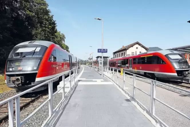Seit der Einführung des Rheinland-Pfalz-Takts begegnen sich in Annweiler jede Stunde die Grundtakt-Züge der Linie Landau–Pirmase