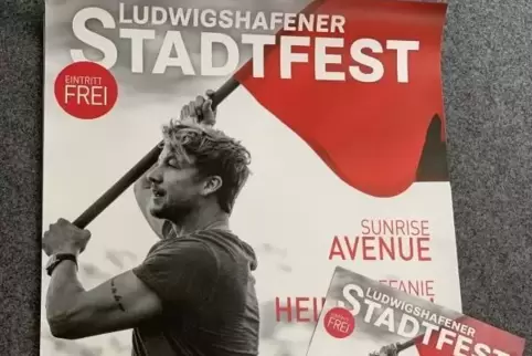Ziert Das Stadtfestplakat: Samu Haber von Sunrise Avenue. Die Band tritt am Samstag um 22.15 Uhr (Berliner Platz) auf. Foto: Luk