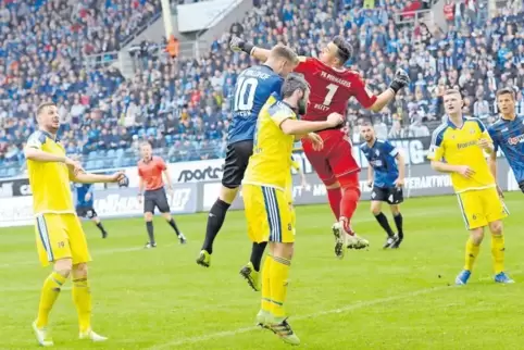 5700 Zuschauer erlebten im April im Carl-Benz-Stadion, wie der FKP dem späteren Meister das Siegen sehr schwermachte. In dieser 