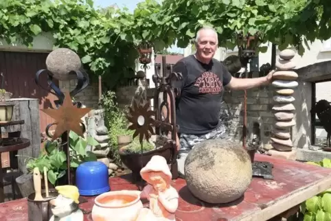Mit seinen Kunstwerken in seinem Garten: Thomas Horn. Foto: Lenz
