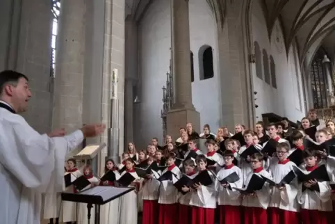 Der Mädchenchor am Dom und die Domsingknaben singen unter Domkapellmeister Markus Melchiori. Foto: Dommusik/Frei