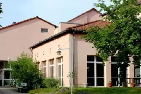 Das Caritas-Altenzentrum Maria Rosenberg war ursprünglich als Alterssitz für Ruhestandsgeistliche gedacht und gebaut worden. Es 