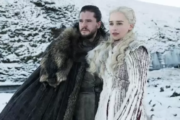 Kit Harington als Jon Schnee und Emilia Clarke als Daenerys Targaryen in einer Folge der Serie „Games of Thrones“. Foto: dpa