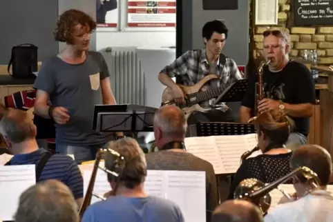 Der ungarische Saxofonist Tony Lakatos (rechts, daneben Gitarrist Michael Gosslau und Bandleader Christian Schatka) tritt am 10.