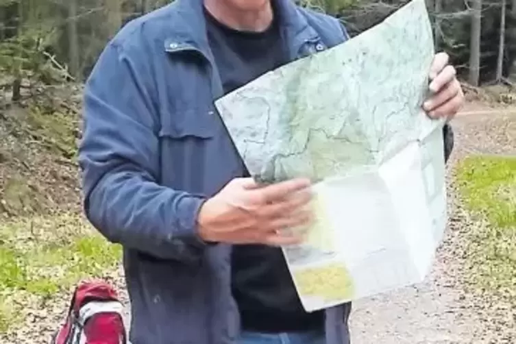 So sieht man Thomas Diehl oft: Statt mit GPS wandert er mit Karte durch den Pfälzerwald.