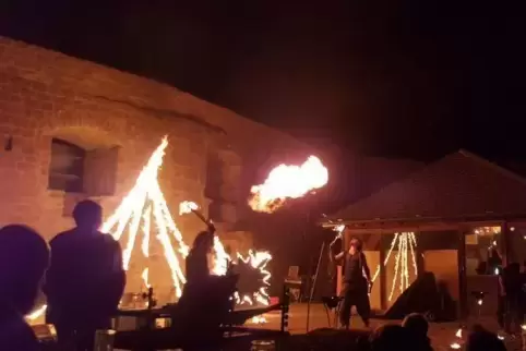 Abendlicher Höhepunkt des Landeckfests ist am Samstag die Feuershow von „Jomamakü“.  Foto: Landeckverein