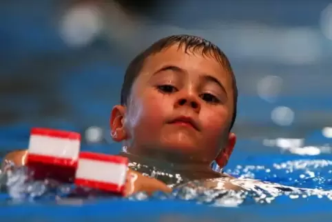 Laut einer Umfrage können 59 Prozent der Zehnjährigen in Deutschland nicht sicher schwimmen. Foto: dpa