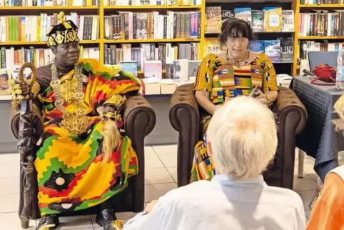 König Bansah und seine Ehefrau Gabriele Bansah in der Grünstadter Buchhandlung Frank bei einer Lesung.
