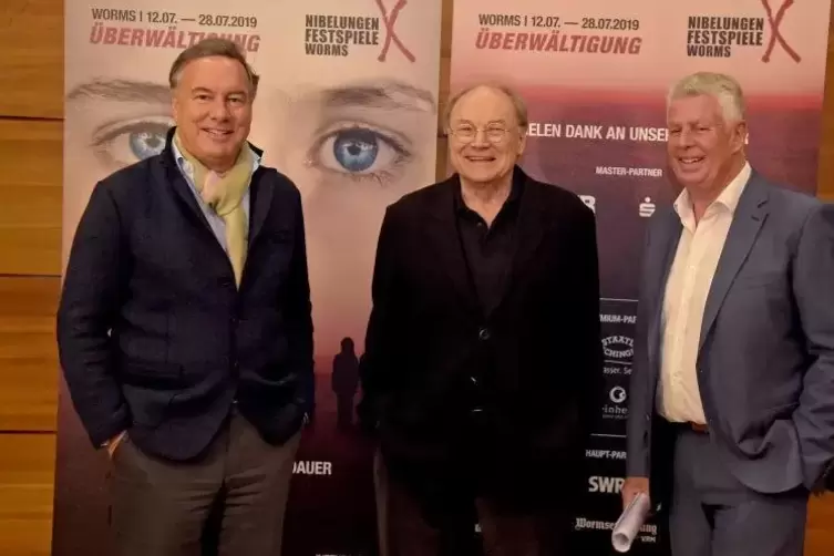 Als OB gelang es Michael Kissel (hier mit Klaus Maria Brandauer (Mitte) und Nico Hofmann), die Nibelungen-Festspiele als Kulture