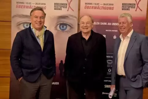 Als OB gelang es Michael Kissel (hier mit Klaus Maria Brandauer (Mitte) und Nico Hofmann), die Nibelungen-Festspiele als Kulture