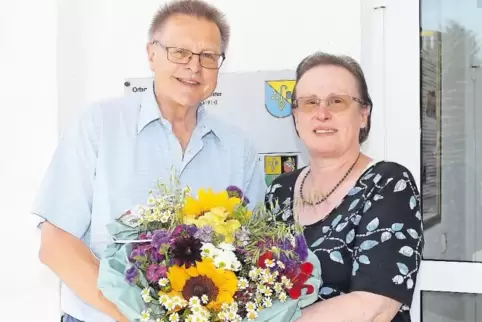 Otto Reiland, Bürgermeister der Verbandsgemeinde Rheinauen, hat Anne-Marie Gehres, Leiterin der VHS Neuhofen, verabschiedet.