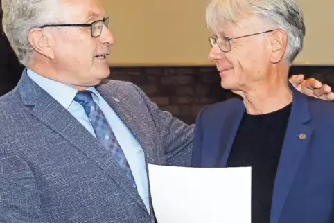 Klaus Weichel (rechts) gratuliert Theo Wieder zu seiner vierten Amtszeit als Vorsitzender des Bezirkstages Pfalz.
