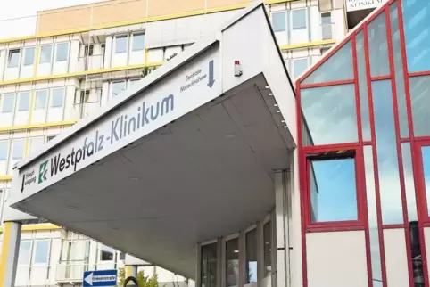 Am Westpfalz-Klinikum arbeitete der Beschuldigte bis zu seinem Tod 2016.