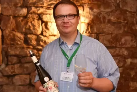 Sebastian Wandt (Bassermann-Jordan) mit einem seiner Siegerweine. Foto: Mehn