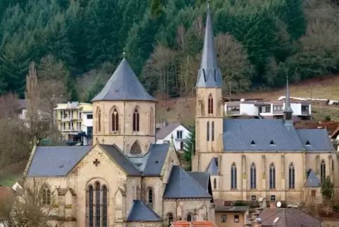 Die katholische Kirche (rechts) prägt mit der Abteikirche das Ortsbild. ArchivFoto: m. hoffmann