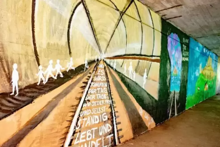 „Kunst im Tunnel“ hieß das Projekt der Schüler der Herzog-Wolfgang-Realschule Plus.  Foto: Moschel