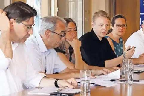 Haben ihren Koalitionsvertrag vorgestellt und unterschrieben (von links): Thomas Hirsch, Peter Lerch, Susanne Burgdörfer, Lukas 
