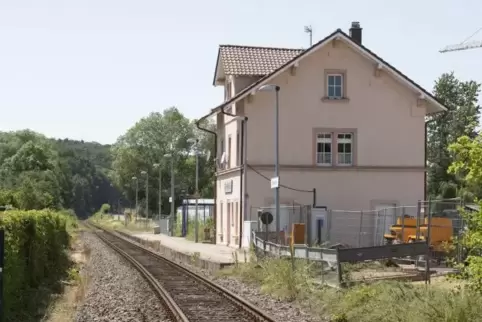 Wird umgebaut: Während der Sommerferien modernisiert die Deutsche Bahn den Bahnhof Steinwenden.  Foto: VIEW