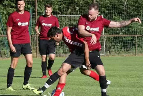 Hitziges Gefecht: Dynamo Tresen (schwarze Hosen) gegen Uno. Foto: Lenz