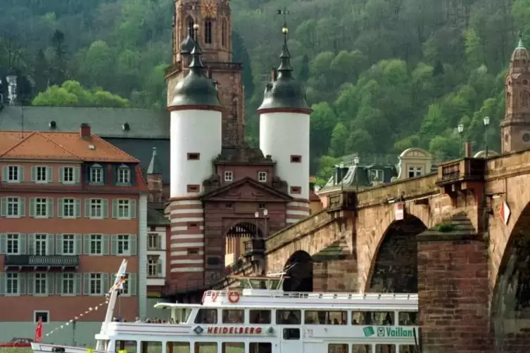 Historisches Wahrzeichen: die Alte Brücke in Heidelberg. Foto: Mathias Ernert/dpa 
