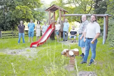Der neue Gemeinderat Erlenbach mit Ortsbürgermeister Dirk Eichberger und dem Beigeordnetem André Mertel (von rechts) übergaben d
