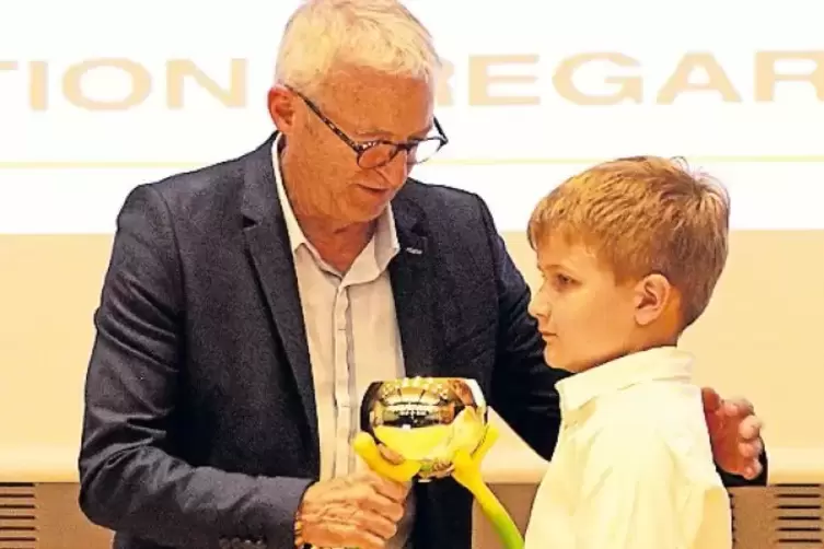 Der siebenjährige Daniel Schächter erhielt von Jean-Claude Doillon den Pokal der ENA.