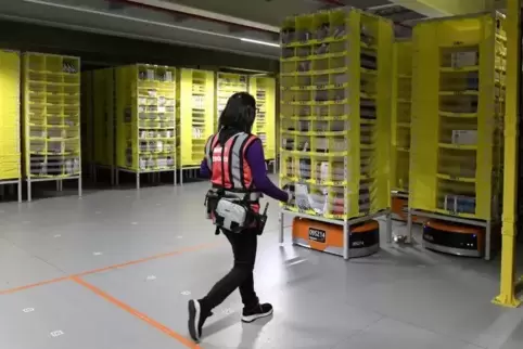 Die im Frankenthaler Amazon-Logistikzentrum eingesetzten Roboter transportieren Regale mit Waren. Foto: BOLTE