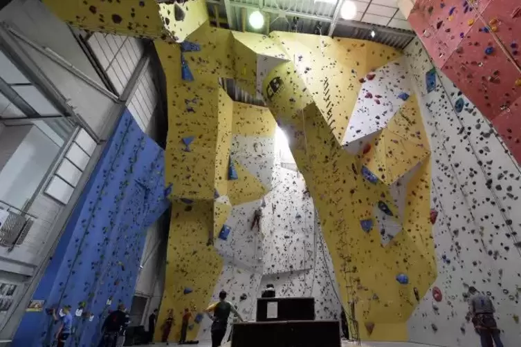 Bis zu 15 Meter hoch sind die Kletterw&auml;nde im Frankenthaler PfalzRock. Sie bieten 100 verschiedene Routen. Foto: BOLTE