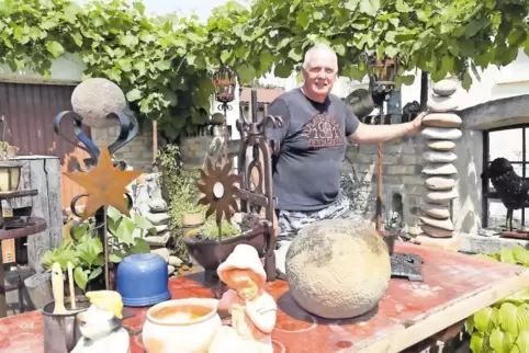 Mit seinen Kunstwerken in seinem Garten: Thomas Horn.