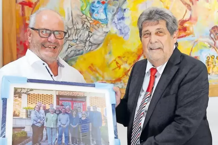 Klaus Schneider (links) überreicht Helmut Rentz ein Foto des Ellerstadter Gemeinderats.