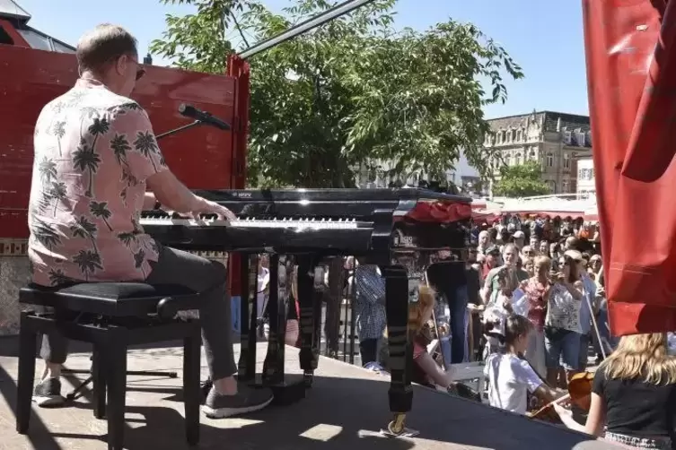 John Miles am Piano auf dem Landauer Marktplatz.  Foto: van