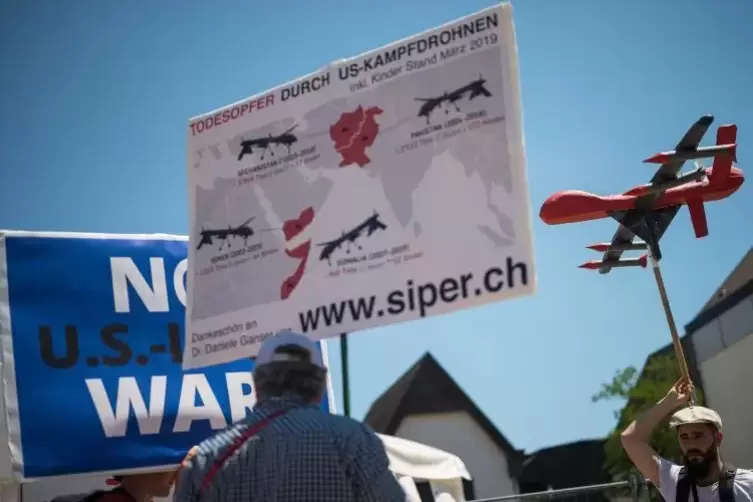 Die Friedensbewegung demonstriert gegen die US Air Base Ramstein, die als Drehkreuz f&uuml;r die Milit&auml;reins&auml;tze der Amerikaner gilt.