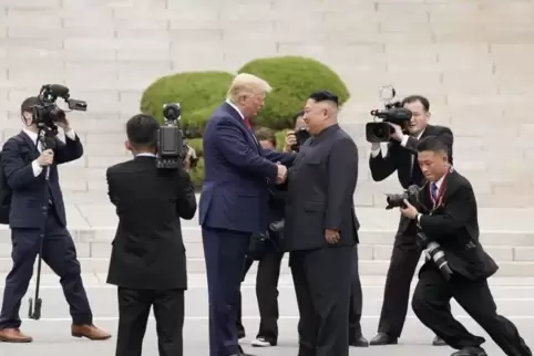 Auf die Bilder kommt es an. Über den Inhalt des Gesprächs zwischen Donald Trump und Kim Jong Un wurde wenig bekannt. Foto: REUTE