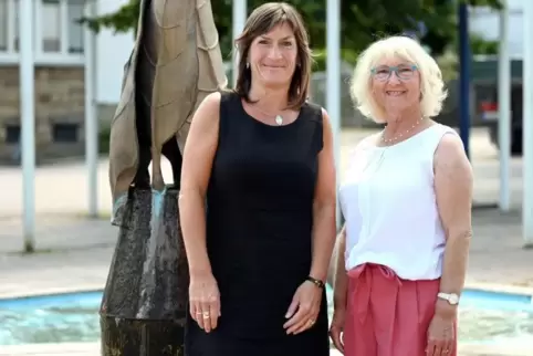 Die neue mit der ehemaligen Volkshochschulleiterin: Nicole Schall und Charlotte Kahl (rechts). Foto: Lenz
