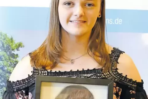 Melissa Eder, 17-jährige Schülerin am Pirmasenser Leibniz-Gymnasium, und ihr Siegerbild bei der Ausstellung „schwarz, weiß, bunt
