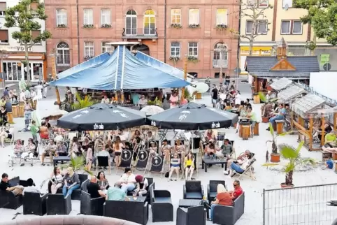 Gut besucht war der City Beach am Freitagabend beim Konzert des Klaus Reiter-Duos.
