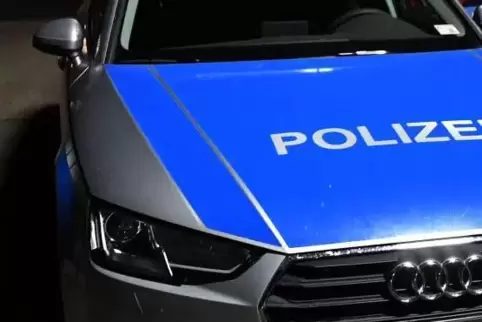 Ein Passant hatte den Unfall bemerkt und den flüchtigen Autofahrer bis vor die Haustür verfolgt, wo ihn die Polizei zur Rede ste