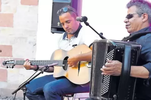 Meisterhaft an ihren Instrumenten: Akkordeonist Marcel Loeffler (rechts) und sein Sohn Cédric.