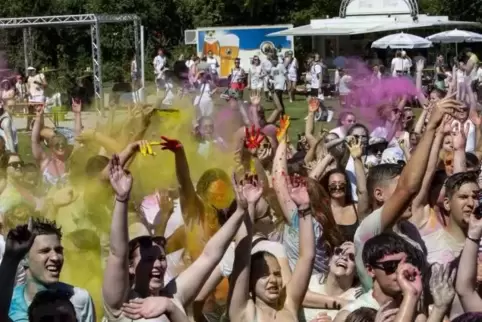 Das Farbpuder fliegt: Im Ramsteiner Freizeitbad Azur fand das erste Farbfestival statt. Foto: VIEW