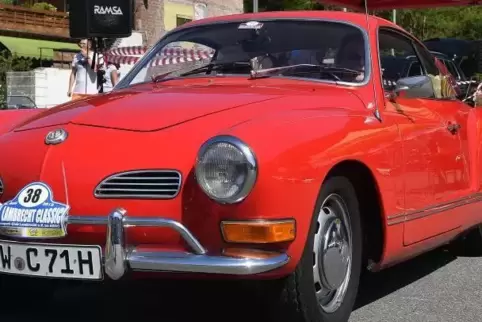 Wolfgang Riester aus Neustadt mit seinem Volkswagen Karmann Ghia mit dem Baujahr 1971. Foto: Mehn