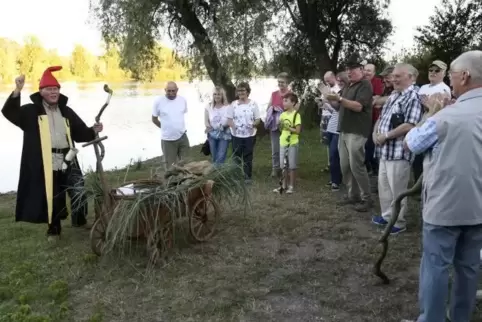 Am Roxheimer Altrhein: Ewald Marx mit der roten Mütze und die Teilnehmer der Schlammbrummer-Exkursion. Foto: BOLTE