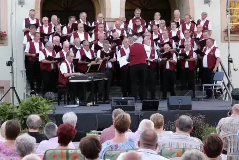 Vor der Hermann-Gmeiner-Schule in Waldsee: der Chor des MGV Concordia und das Publikum.  Foto: Lenz